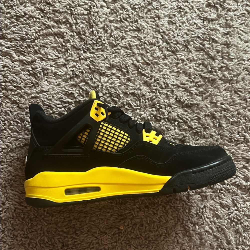 Yellow Thunder Jordan 4s
6y
Worn maybe 3 times